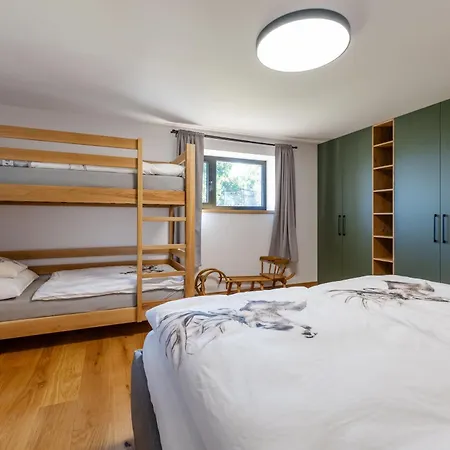 Aldrov Deerhouse *